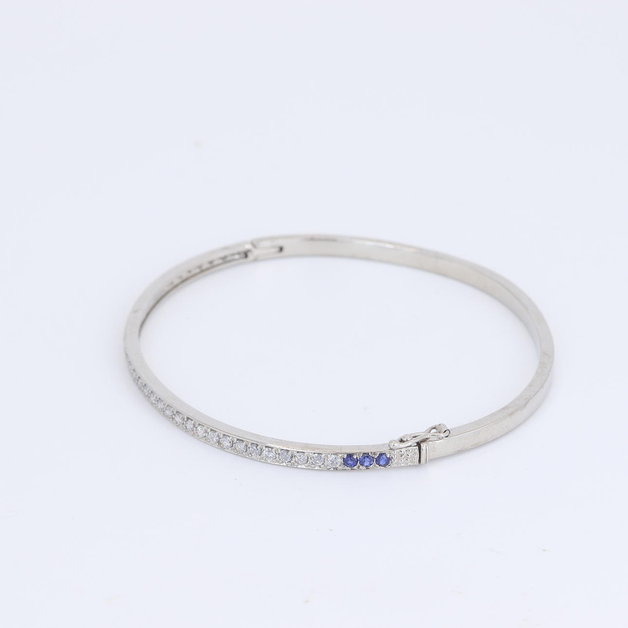18CT DIAMOND AND SAPPHIRE BANGLE.