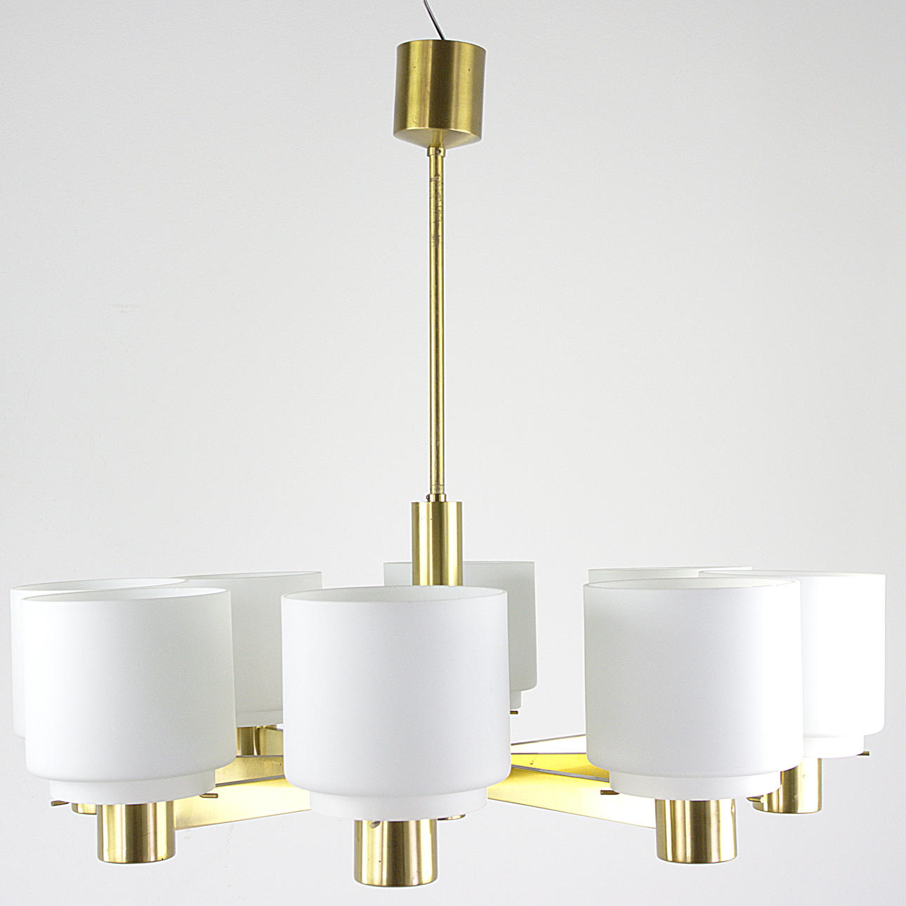 TAKLAMPA, mässing, 8 kupor av frostat glas, etikettmärkt Boréns Borås, 1960/70-tal.