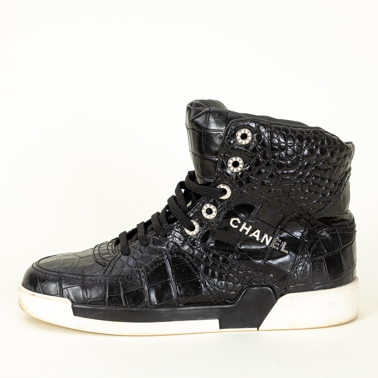 CHANEL. Sneakers, leather with crocodile-effect embossing, 41C.