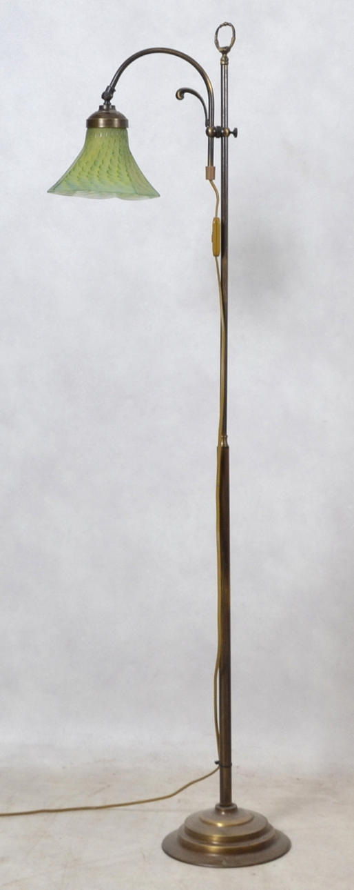 GOLVLAMPA, metall och glas, nutida.