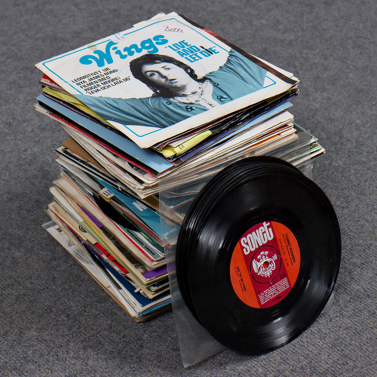 LARGE COLLECTION OF SINGLES.