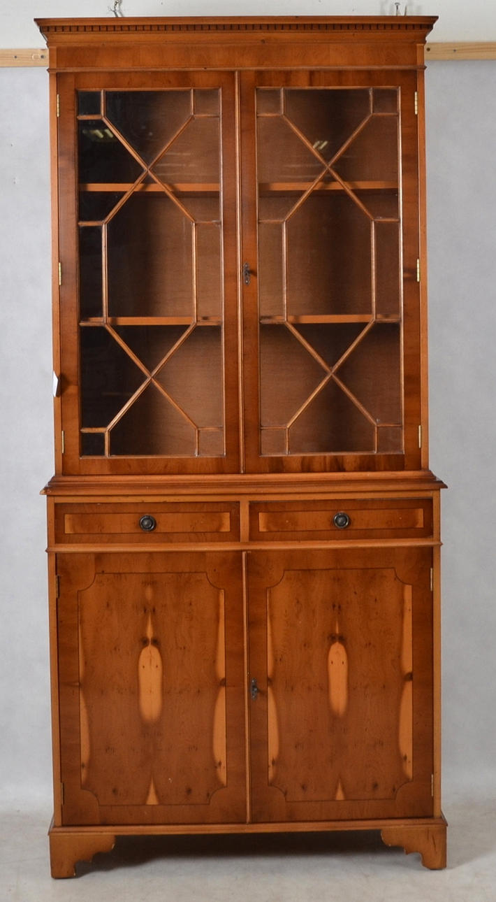 VITRINSKÅP, Engelsk stil, 1900-talets andra hälft.