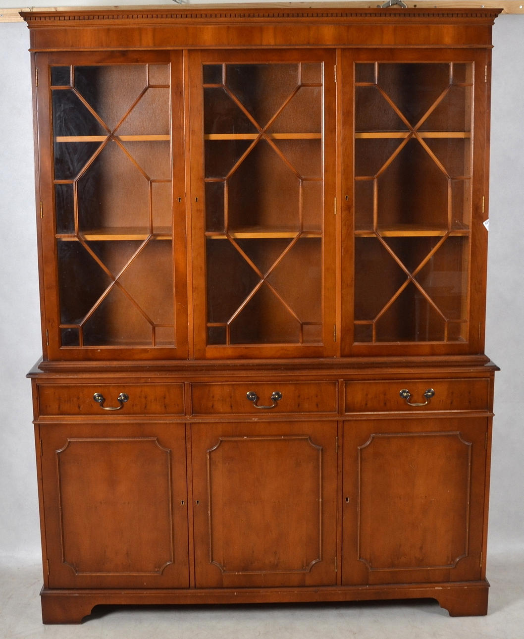 VITRINSKÅP, Engelsk stil, 1900-talets andra hälft.