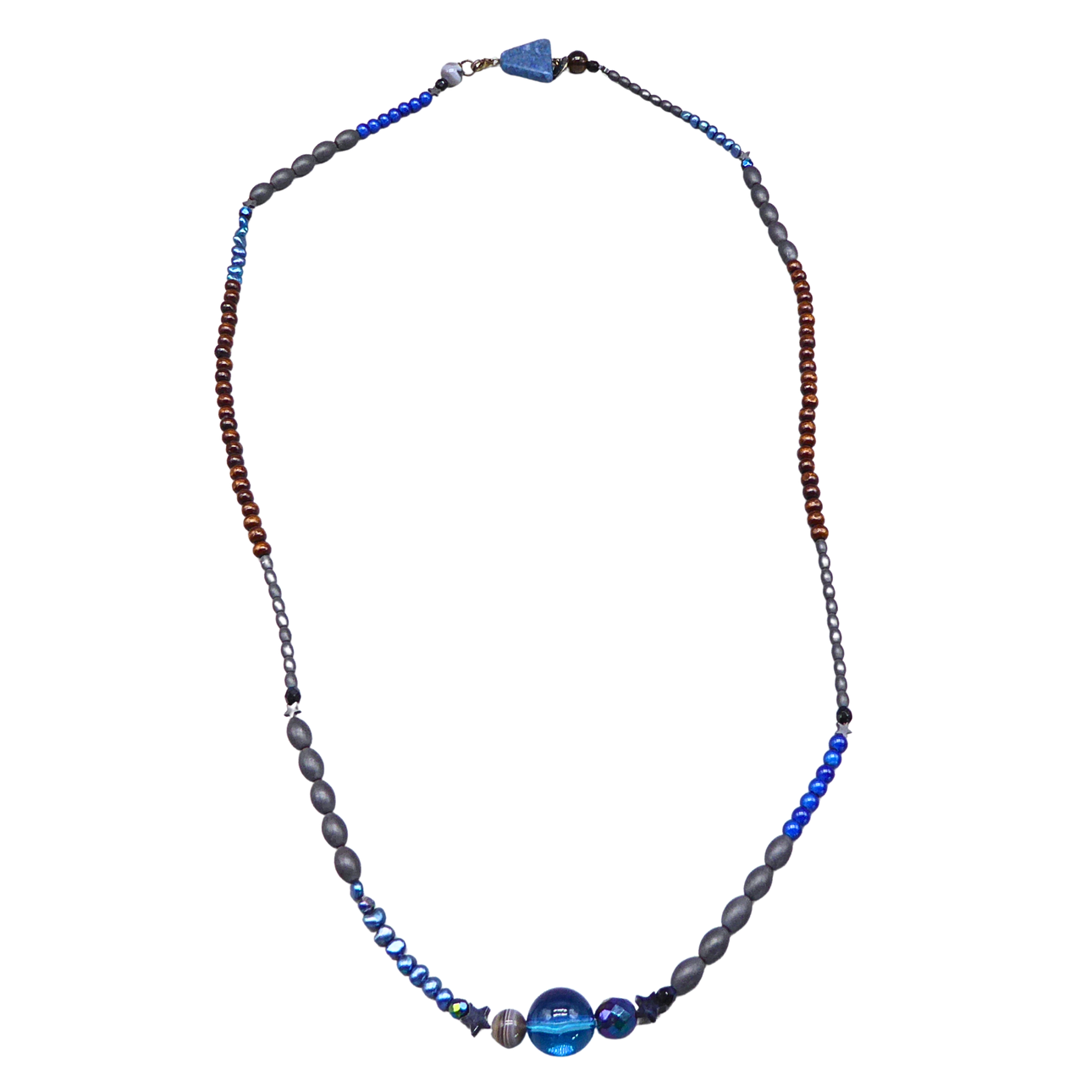 PEARL NECKLACE WITH BLUE AND GREY ELEMENTS.