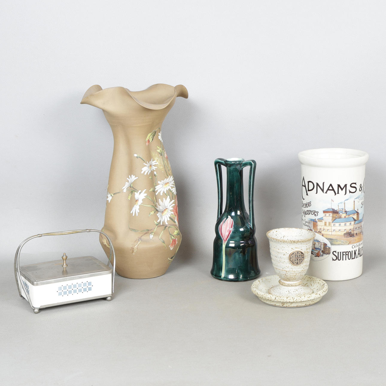 A SELECTION OF CERAMICS (5).