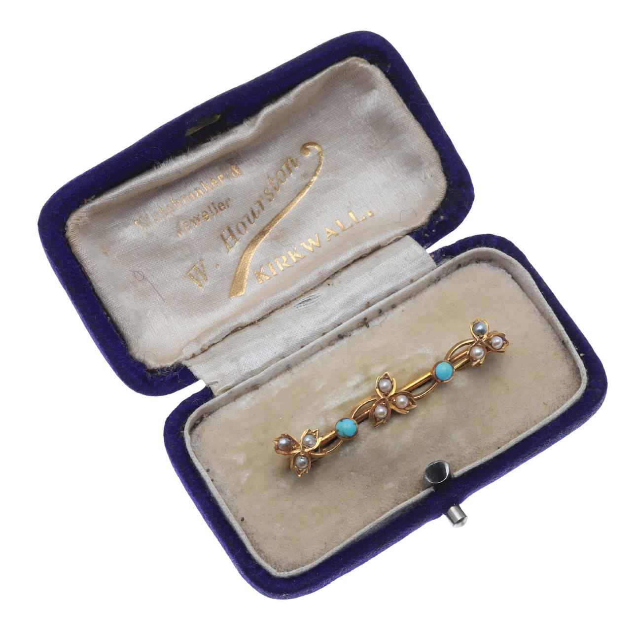 A GOLD, TURQUOISE AND PEARL BROOCH.