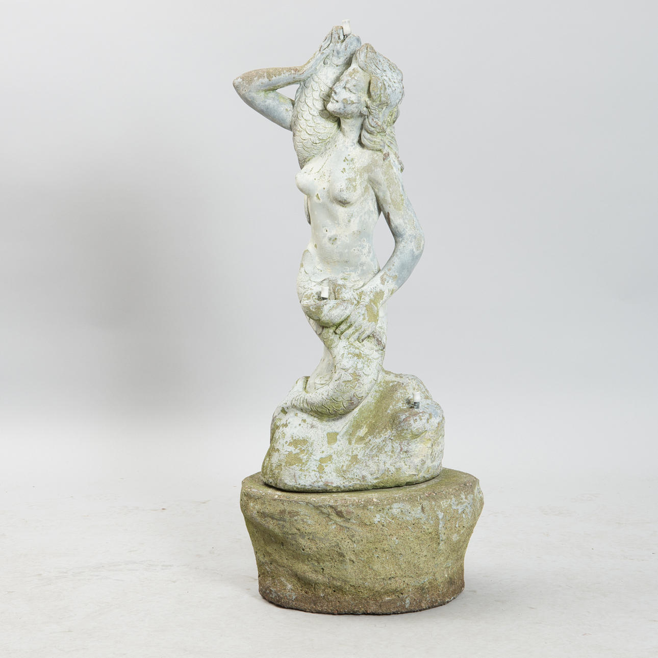 FONTÄNFIGUR, sjöjungfru med fisk, gjuten.