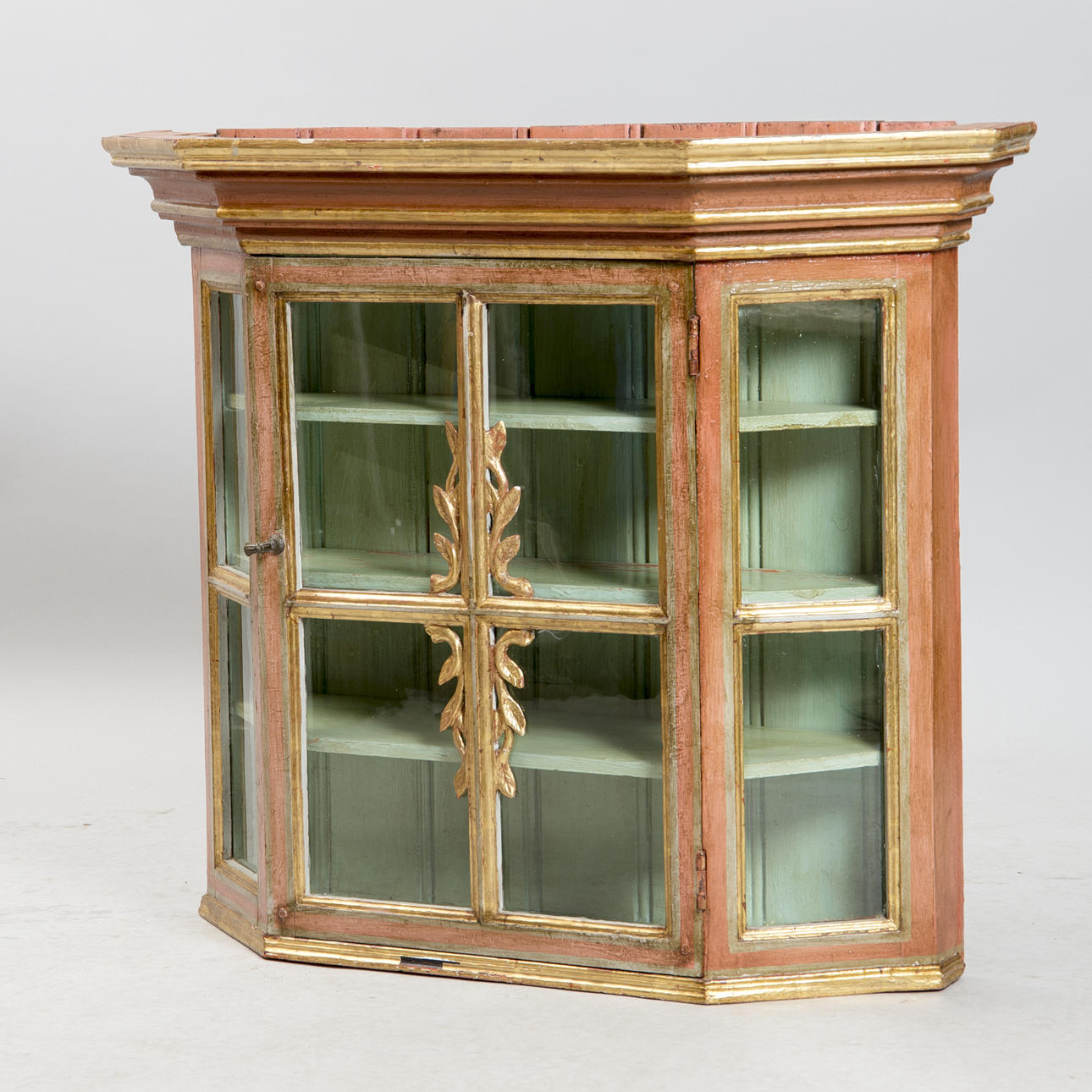 VÄGGVITRINSKÅP, målat och förgyllt trä, 1900-tal.
