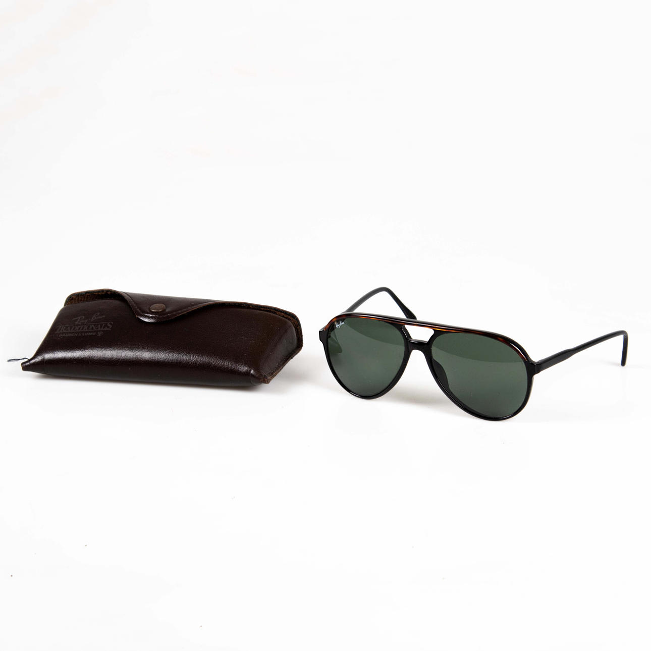 RAY-BAN SUNGLASSES. Traditional with case. Vintage & Designer 