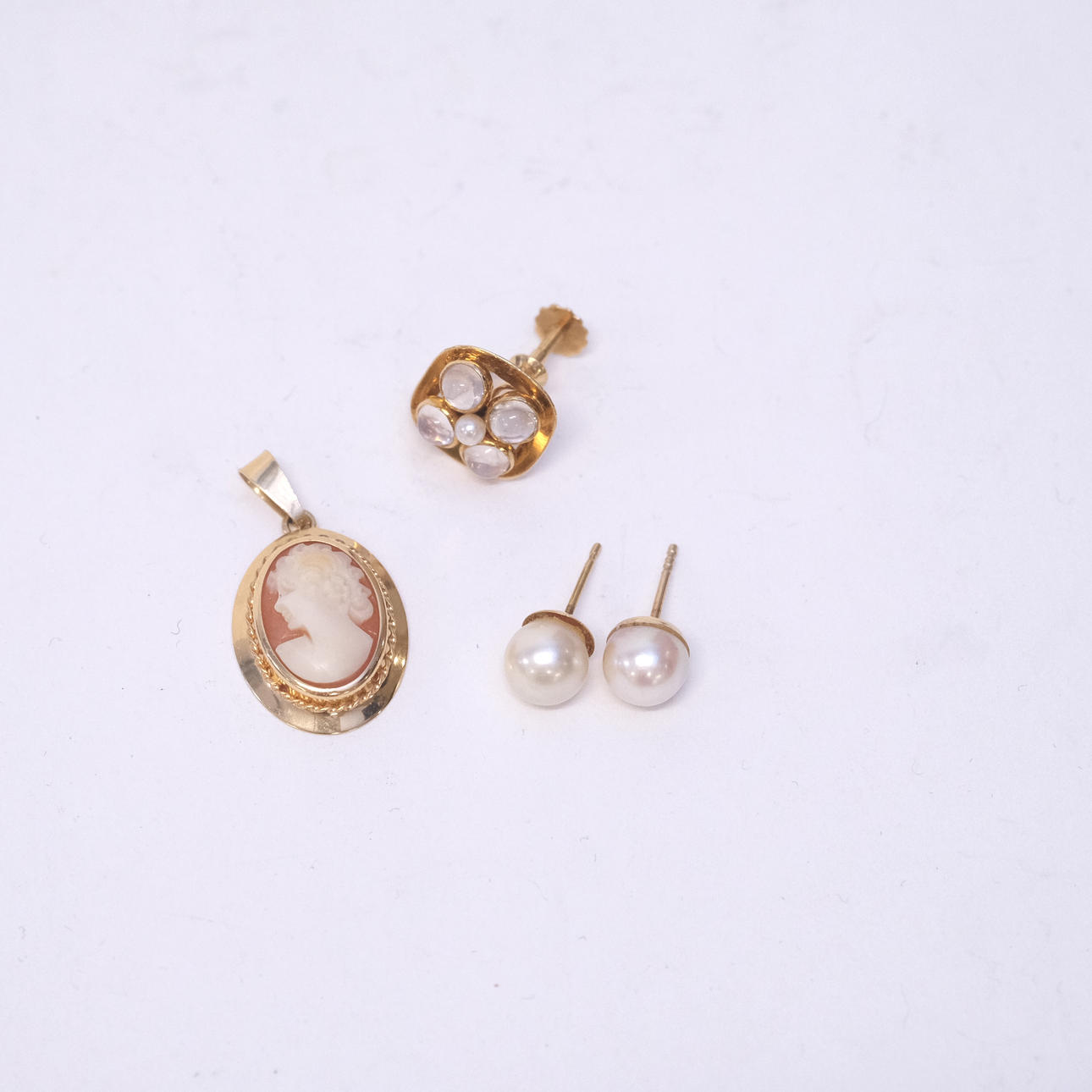PENDANT AND EARRINGS, 18K GOLD.