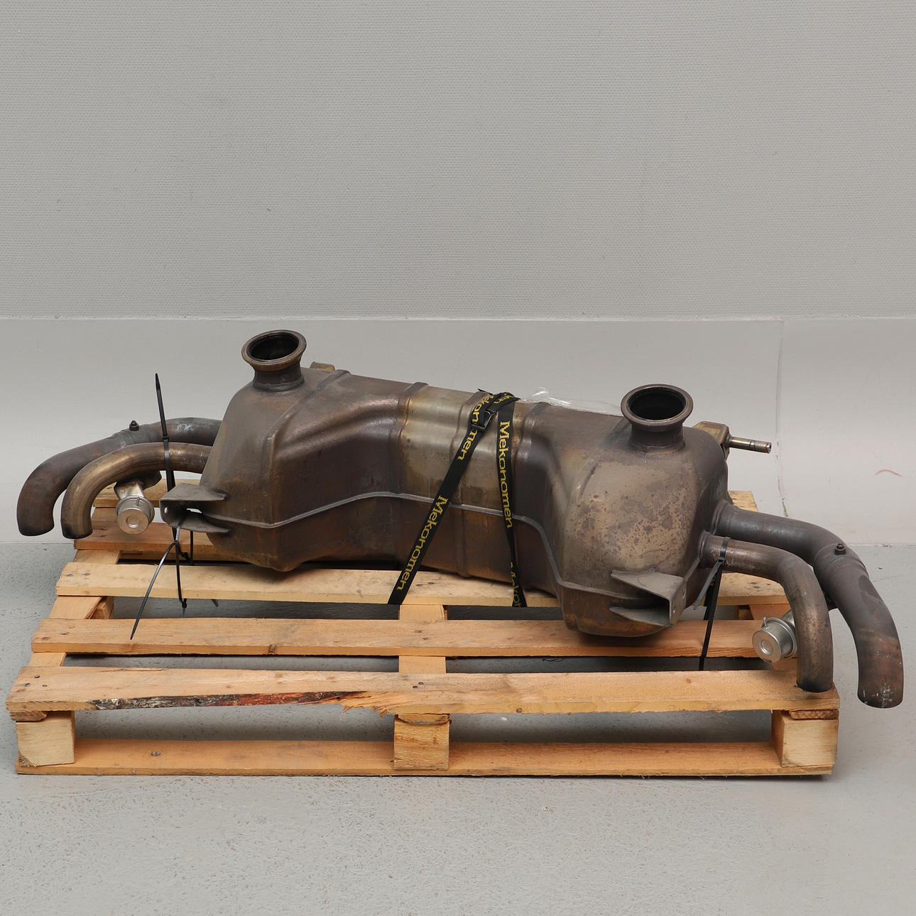 EXHAUST SYSTEM, Audi R8 5.2L V10.