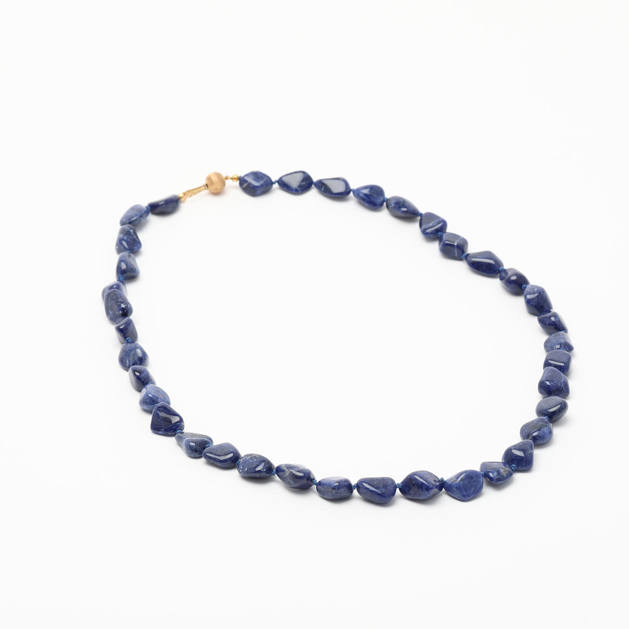 NECKLACE, lapis lazuli, 18K gold clasp.