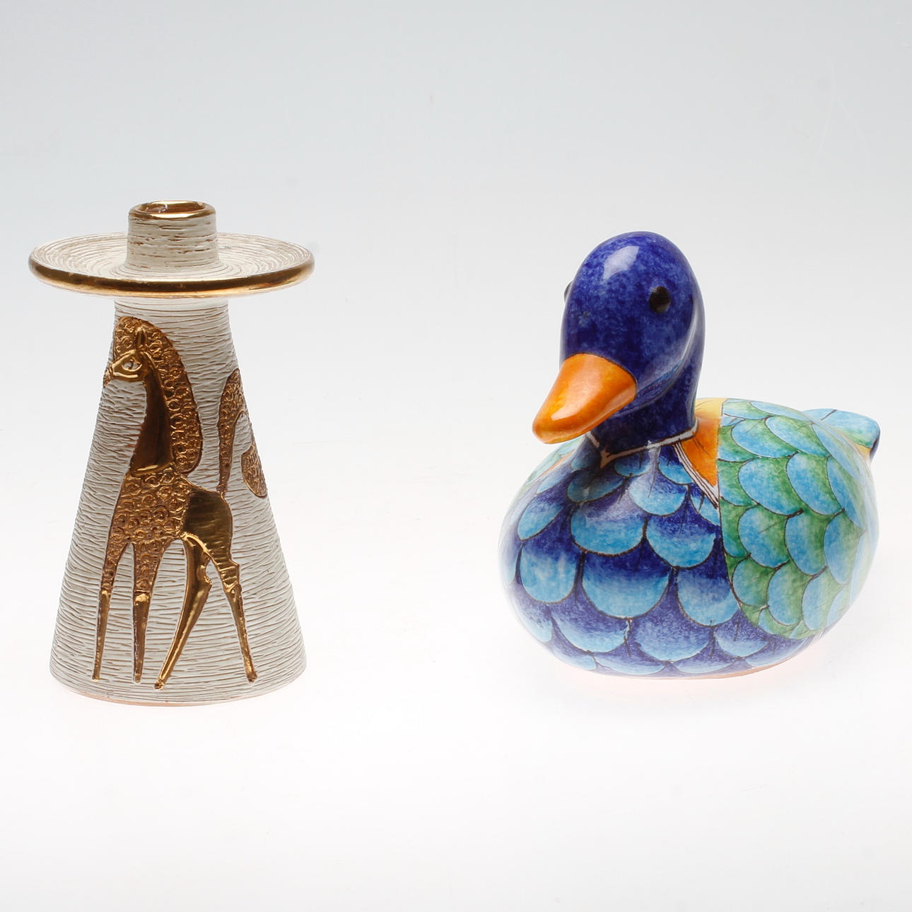 FIGURIN och LJUSSTAKE, keramik, Italien, en signerad.