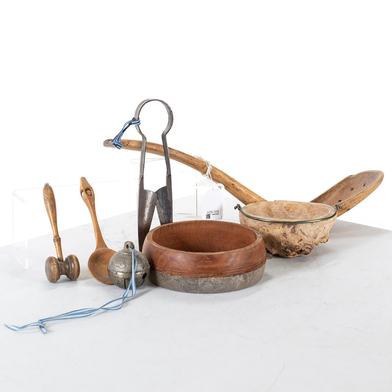 FOLK ART OBJECTS, a lot.