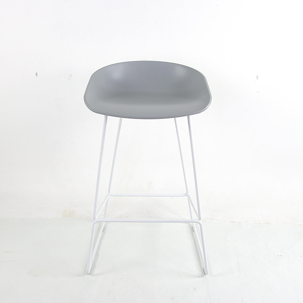 BARSTOL, "About a Stool 38", vit lackerad metallstomme, sits av grå plast, Hay, nutida.
