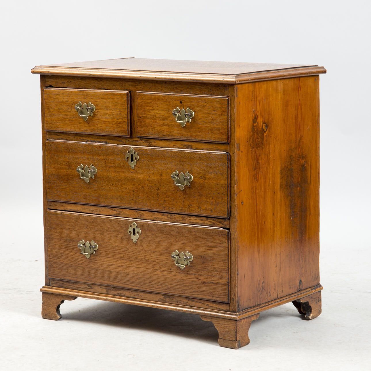 BYRÅ, 4-lådig, ek, engelsk stil, 1900-tal.