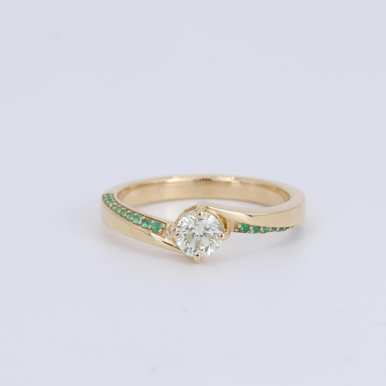 18CT GOLD EMERALD & DIAMOND SET RING.