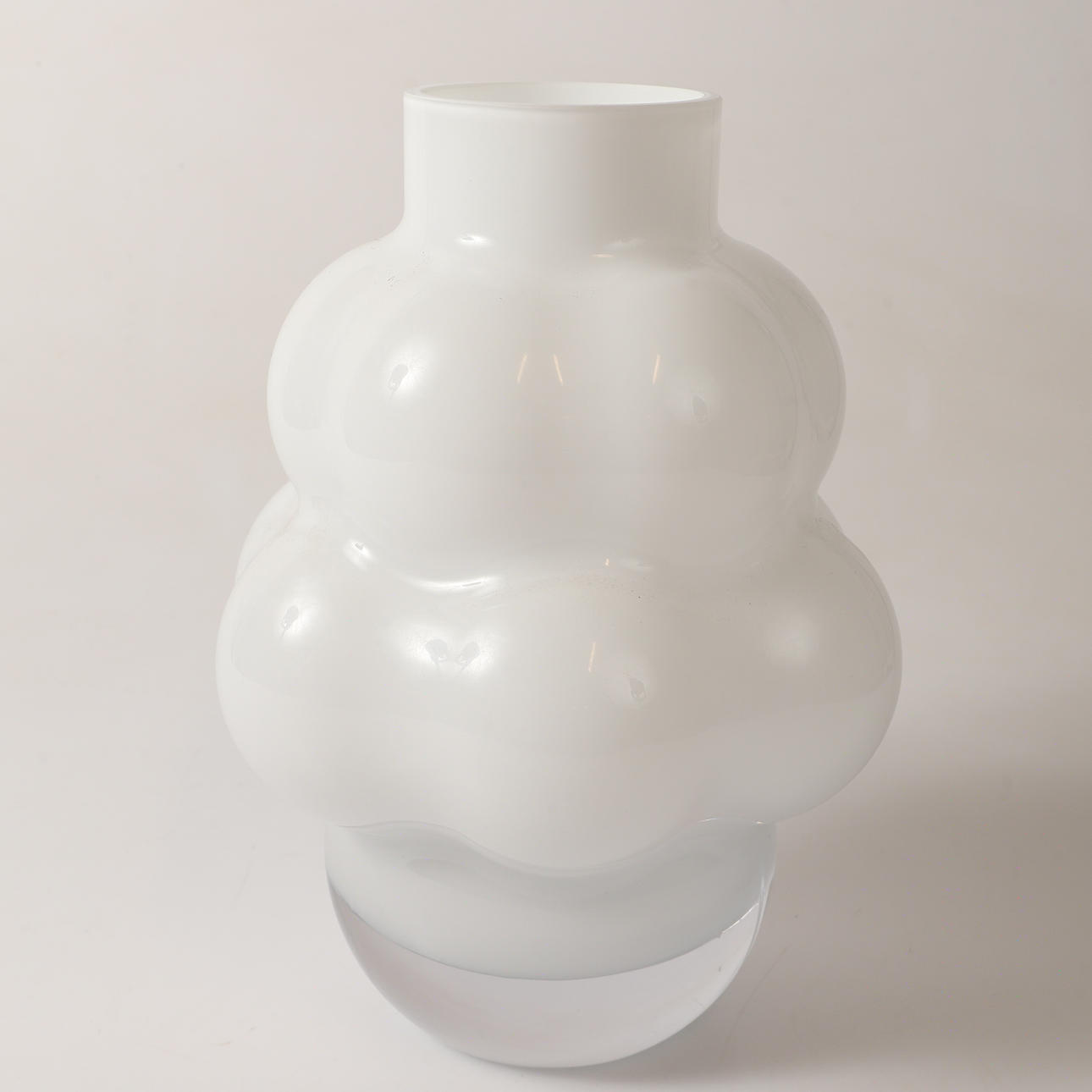LOUISE ROE. Vas, "Baloon", munblåst opalglas, samtida.