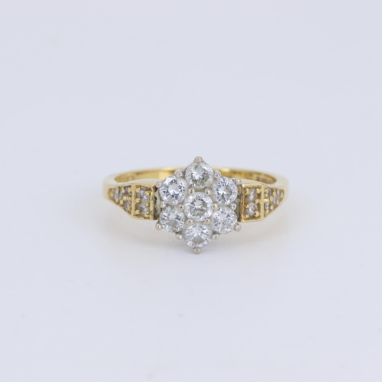 18CT GOLD DIAMOND SET CLUSTER RING.