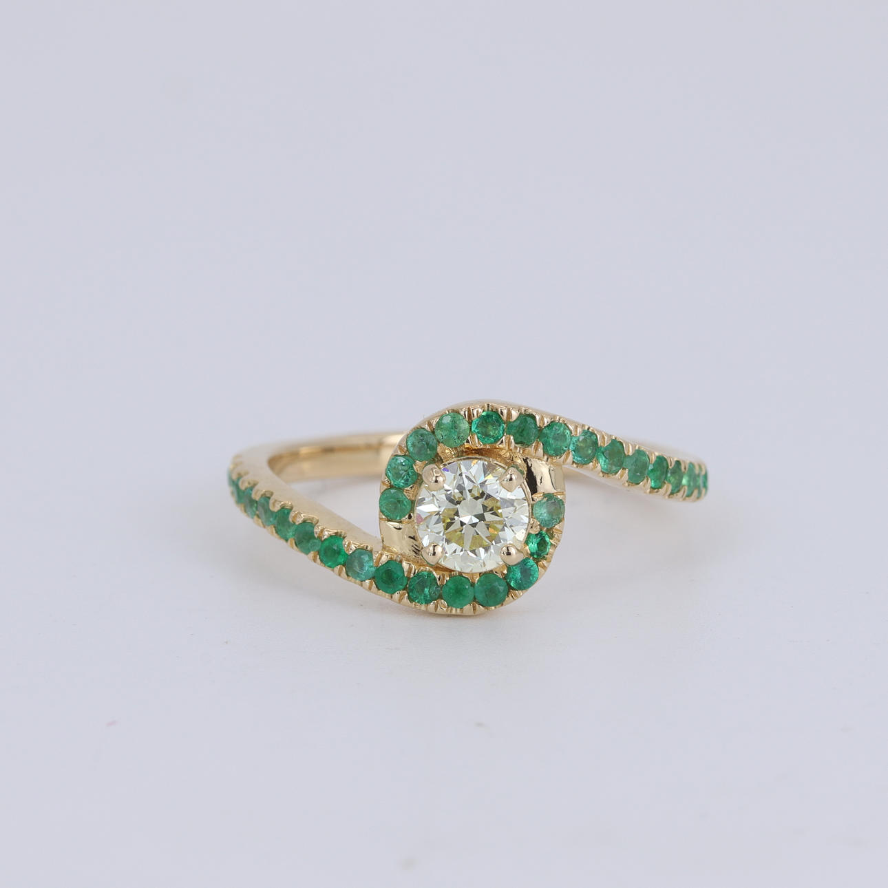 18CT GOLD EMERALD & DIAMOND SET RING.