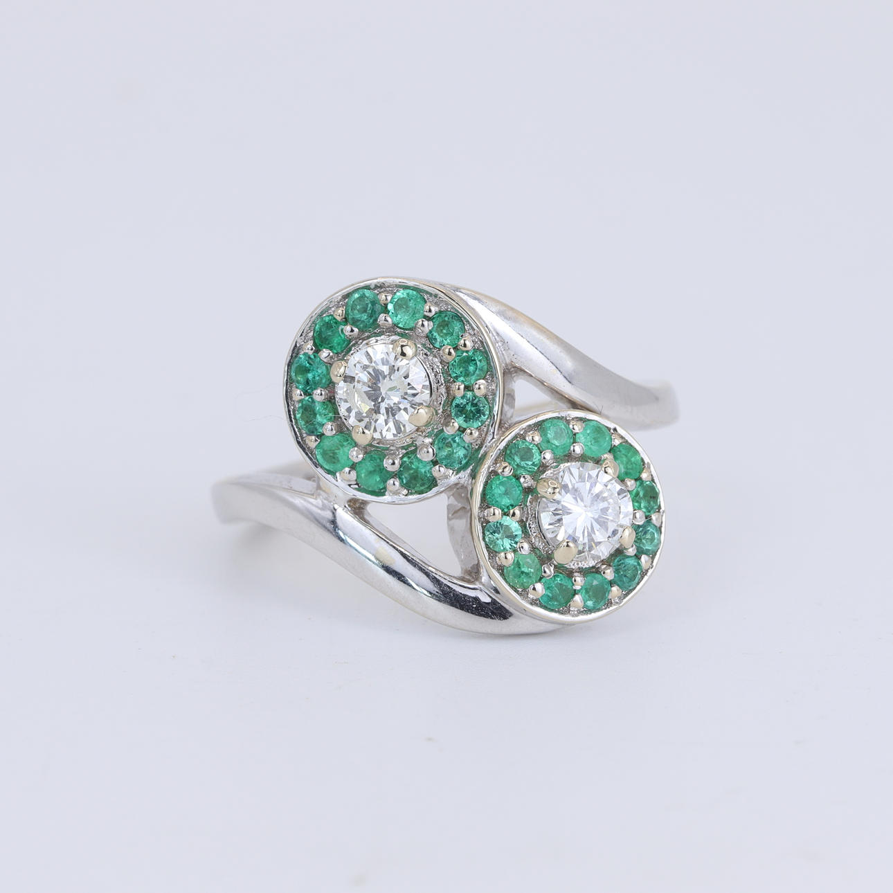18CT WHITE GOLD EMERALD & DIAMOND RING.