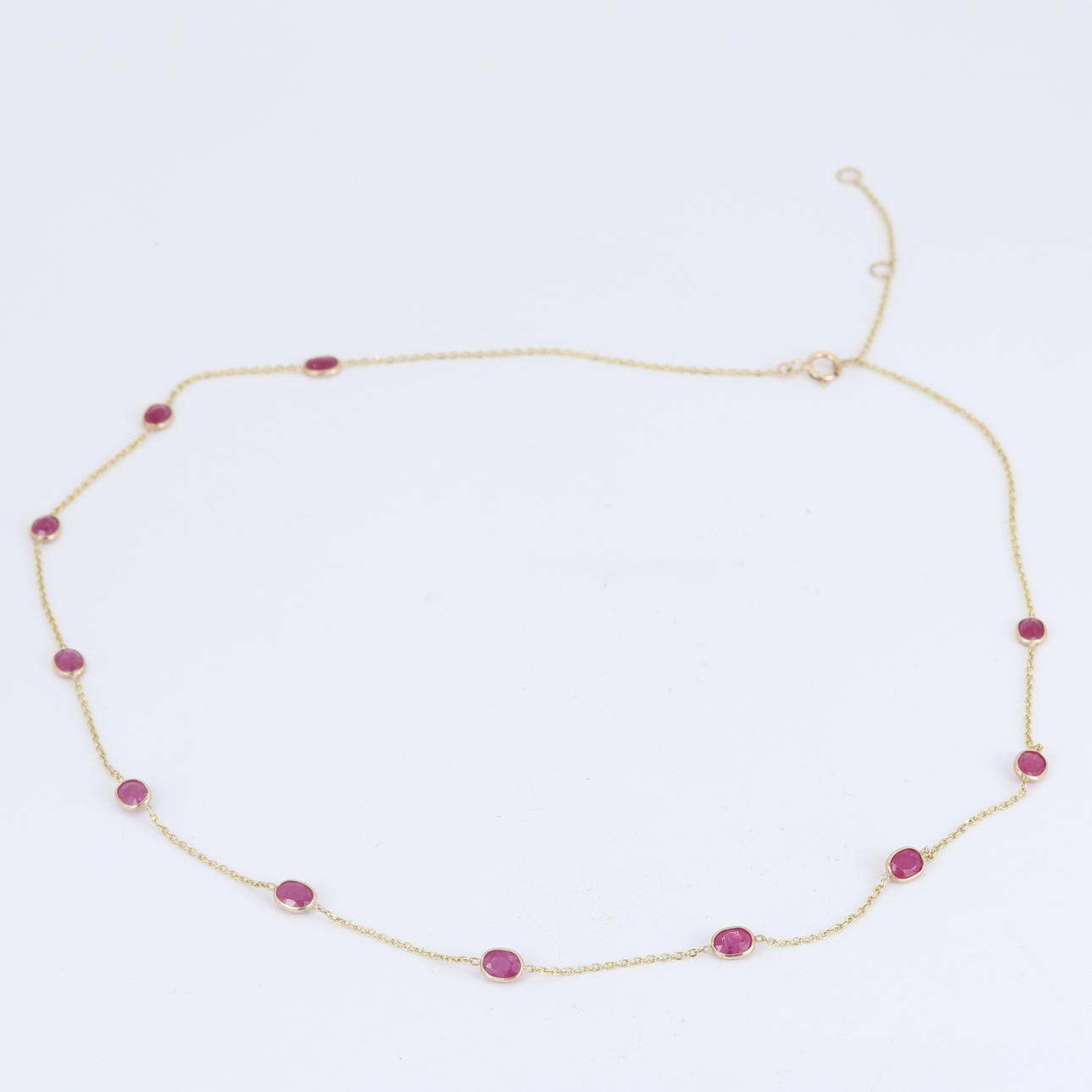 14CT YELLOW GOLD RUBY SET NECKLACE.
