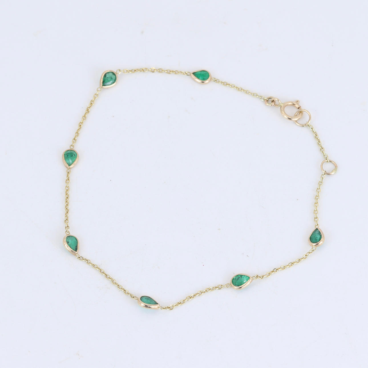 14CT YELLOW GOLD EMERALD SET BRACELET.