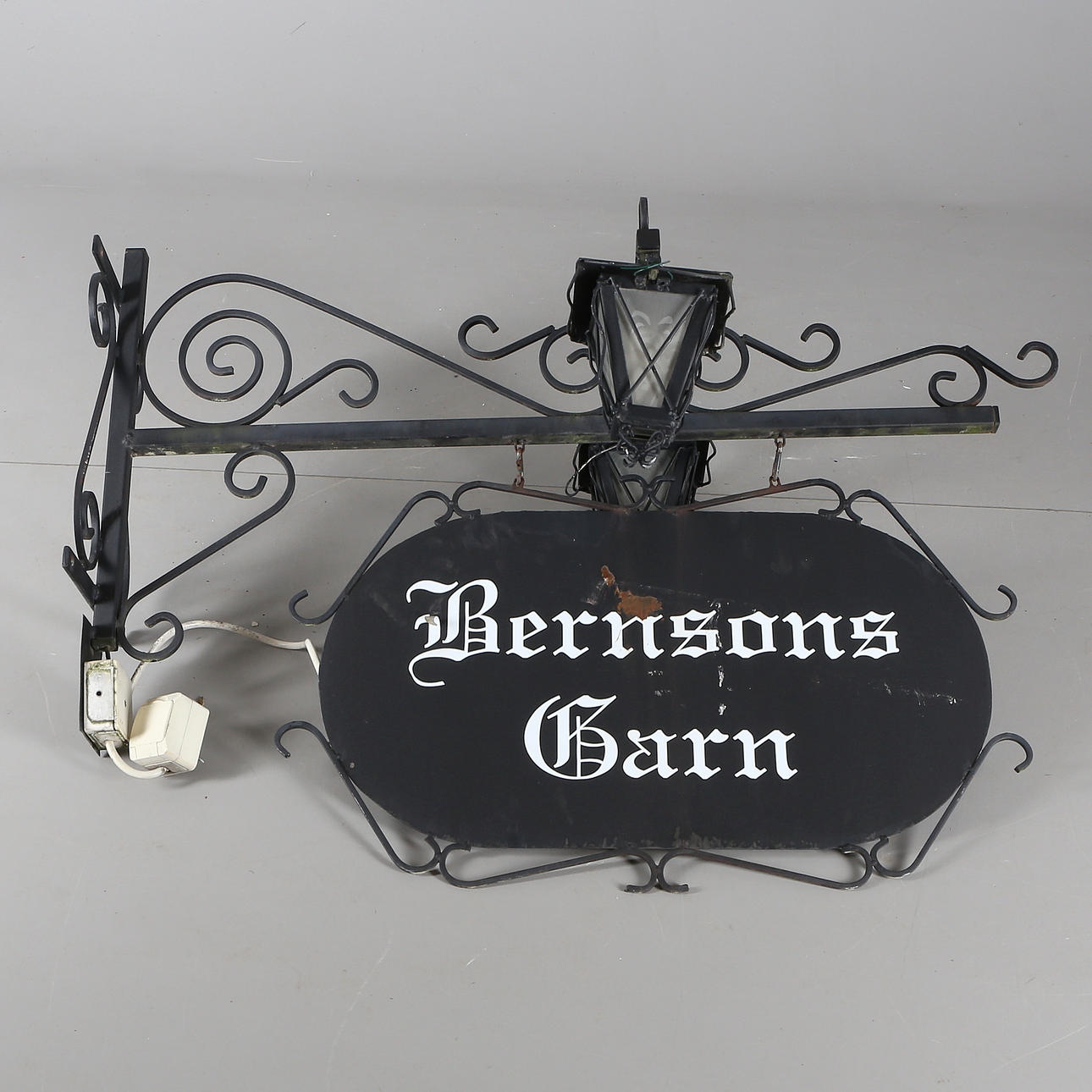 BUTIKSSKYLT, plåt/gjutjärn, 1900-talets senare hälft.