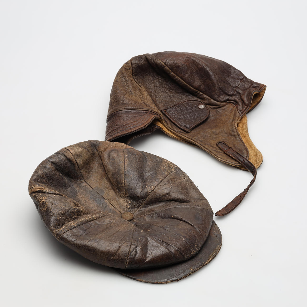 MOTORING CAP and CAP, 2 pieces, leather.