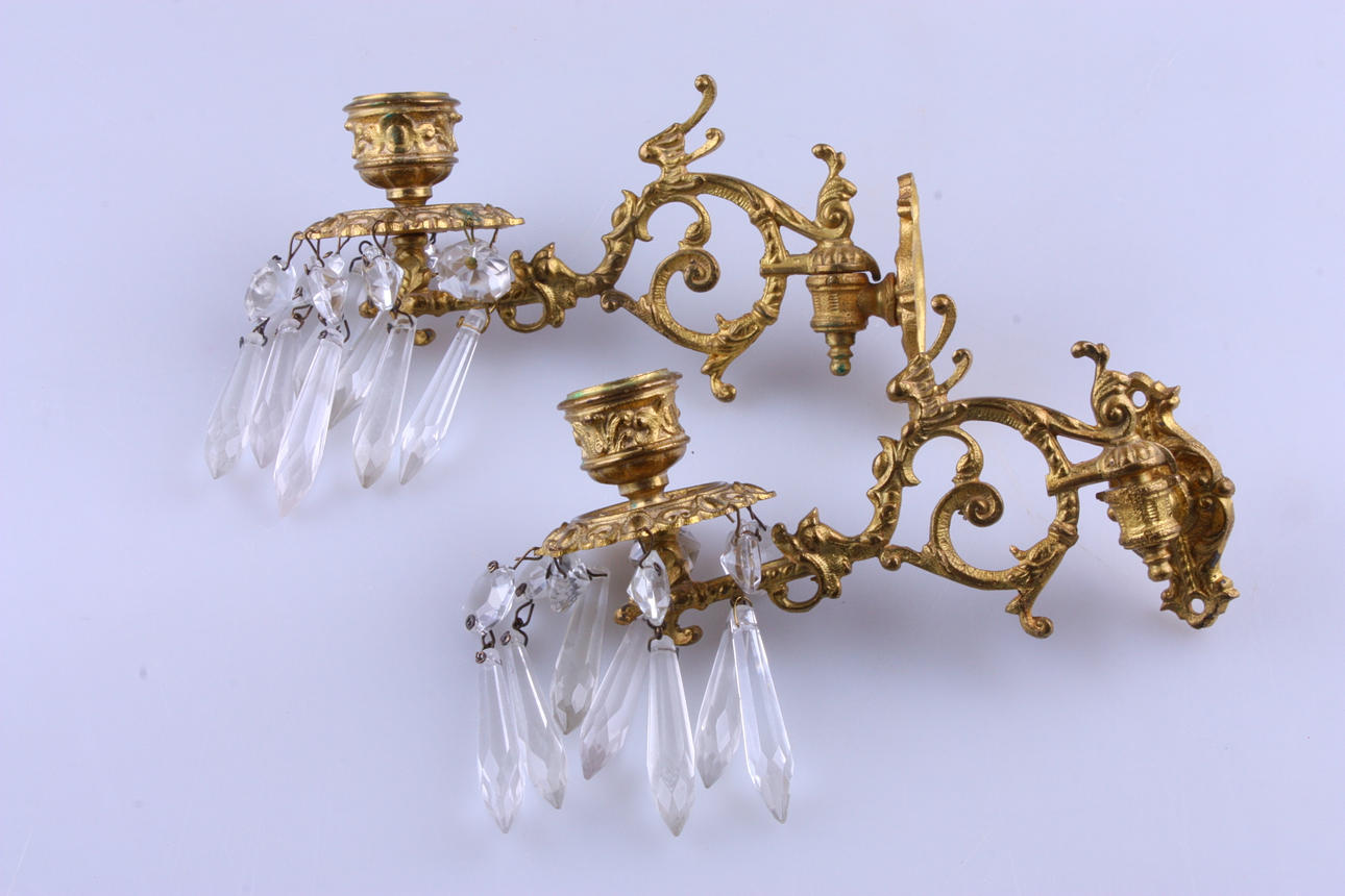 VÄGGLJUSSTAKAR, rokokostil ett par, med prismor.