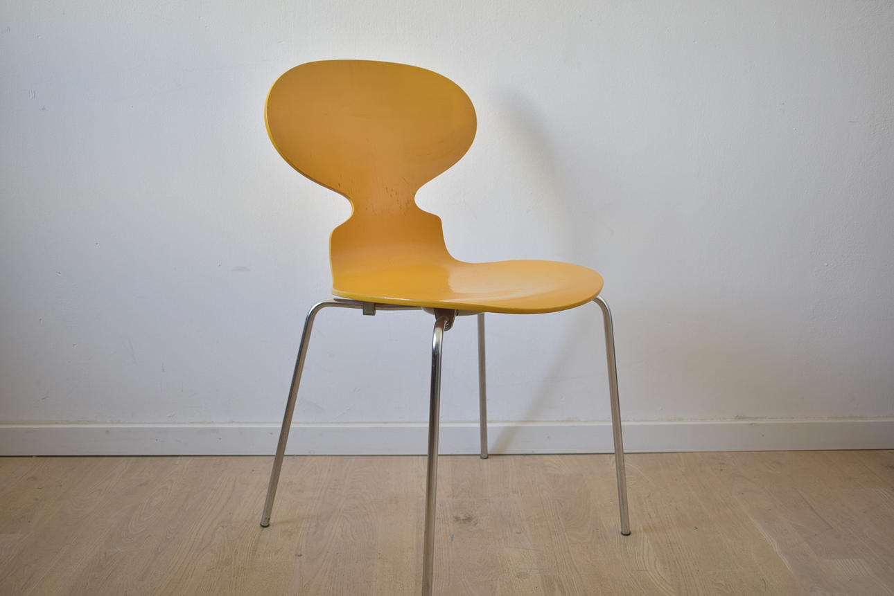 ARNE JACOBSEN. "Sjuan" stol, gul, tillverkad i Danmark 1972.