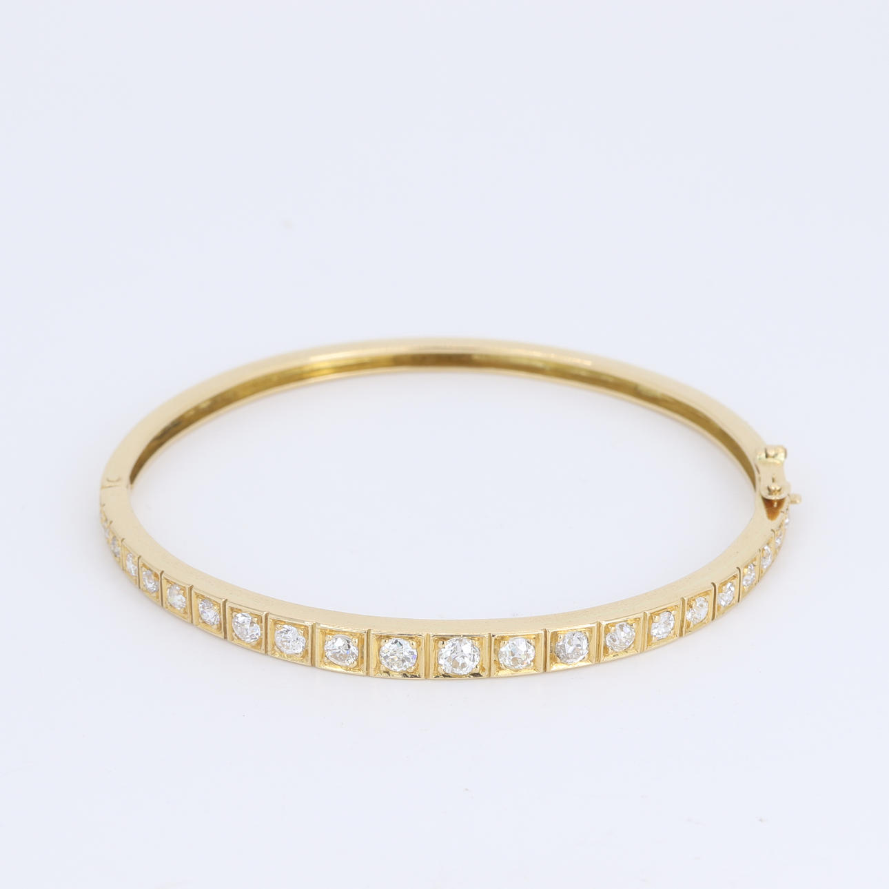 HIGH CARAT GOLD 1.2 CT DIAMOND BANGLE.