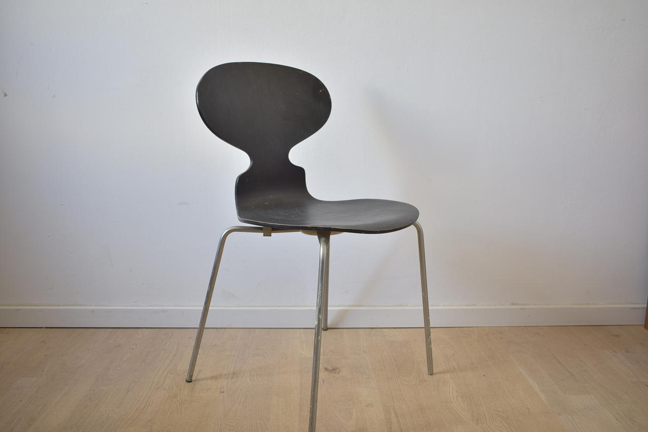 ARNE JACOBSEN. Svart myrstol, 1970.