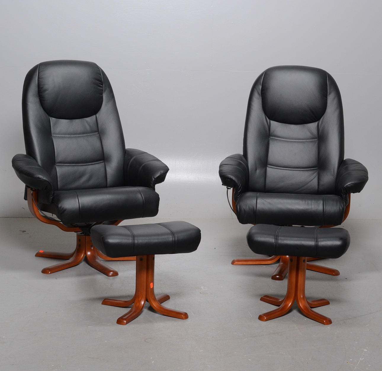 SKINNFÅTÖLJER MED FOTPALLAR.