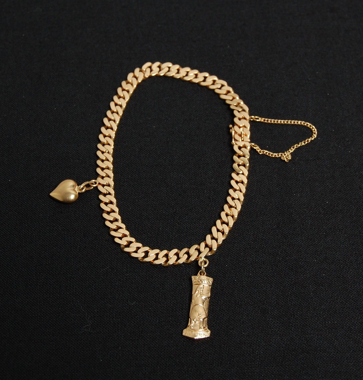 ARMBAND, med berlocker, 18 K, 18 g.