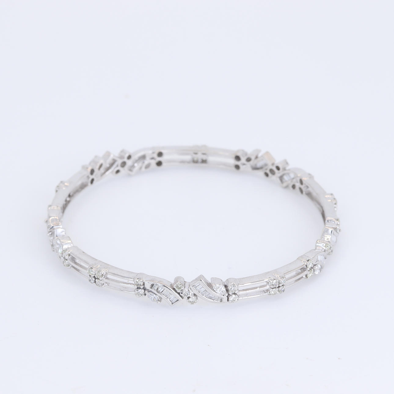 18CT GOLD DIAMOND BANGLE.