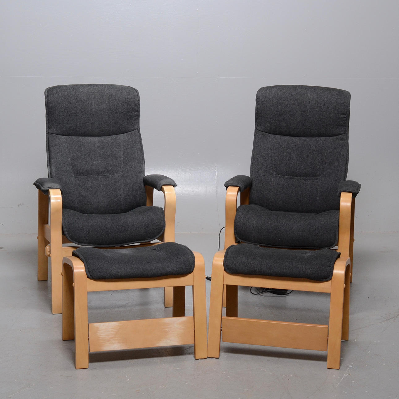 FÅTÖLJER MED FOTPALLAR.