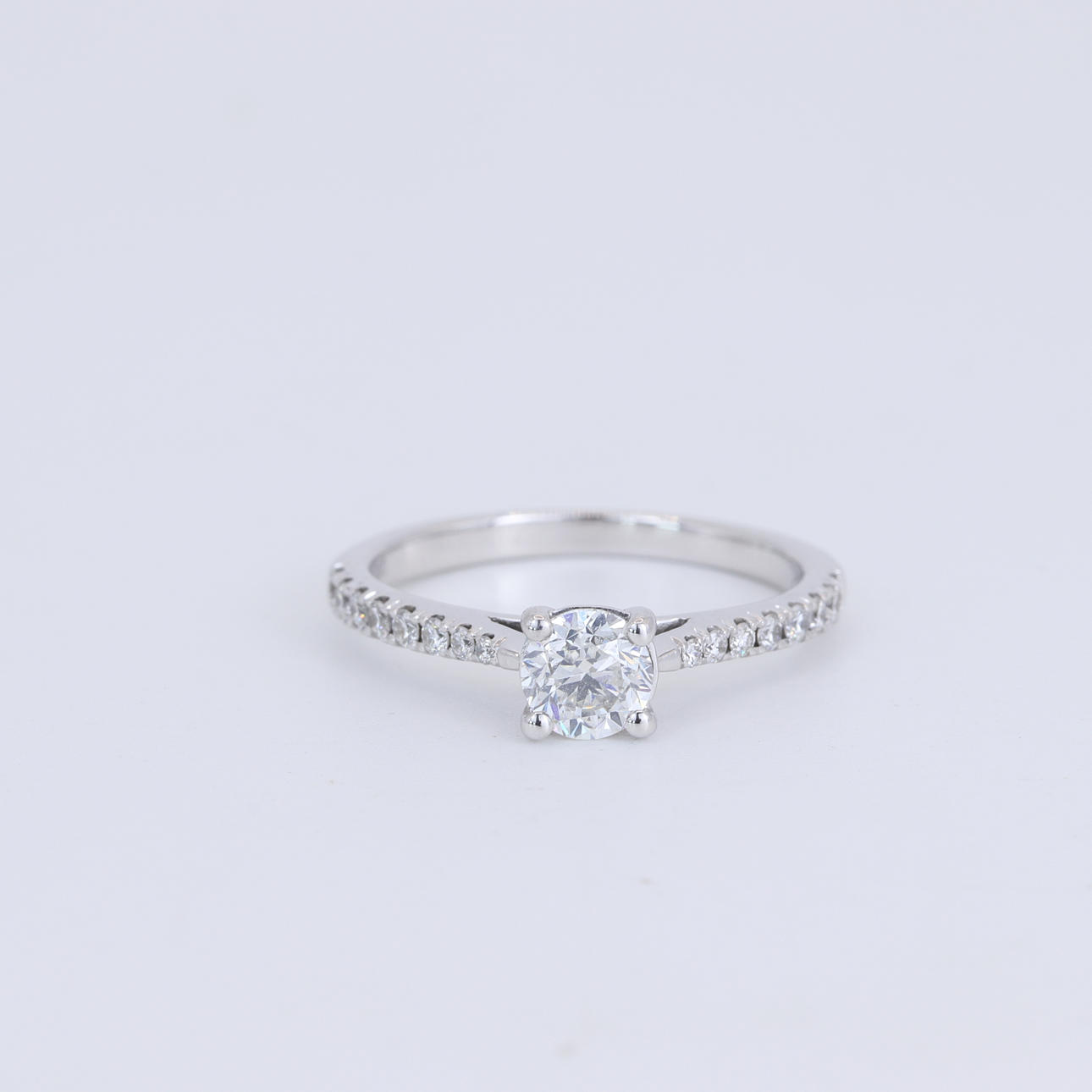 18CT WHITE GOLD DIAMOND SET SOLITAIRE RING.