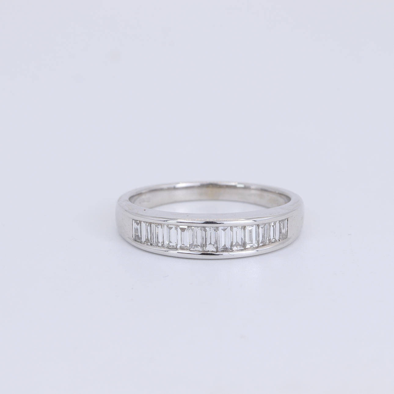 18CT WHITE GOLD DIAMOND SET HALF ETERNITY RING.