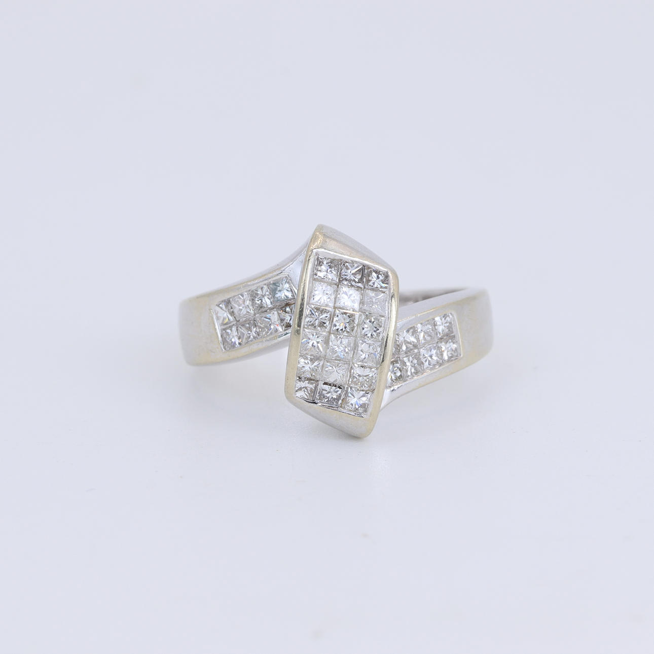 18CT WHITE GOLD DIAMOND SET RING.