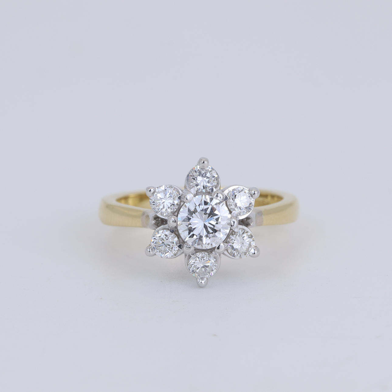 18CT GOLD DIAMOND SET CLUSTER RING.