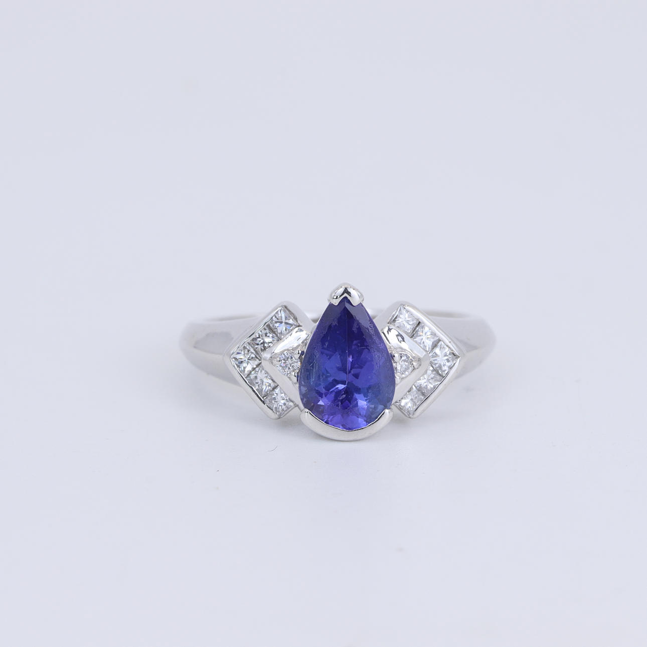 14CT WHITE GOLD TANZANITE & DIAMOND SET RING.
