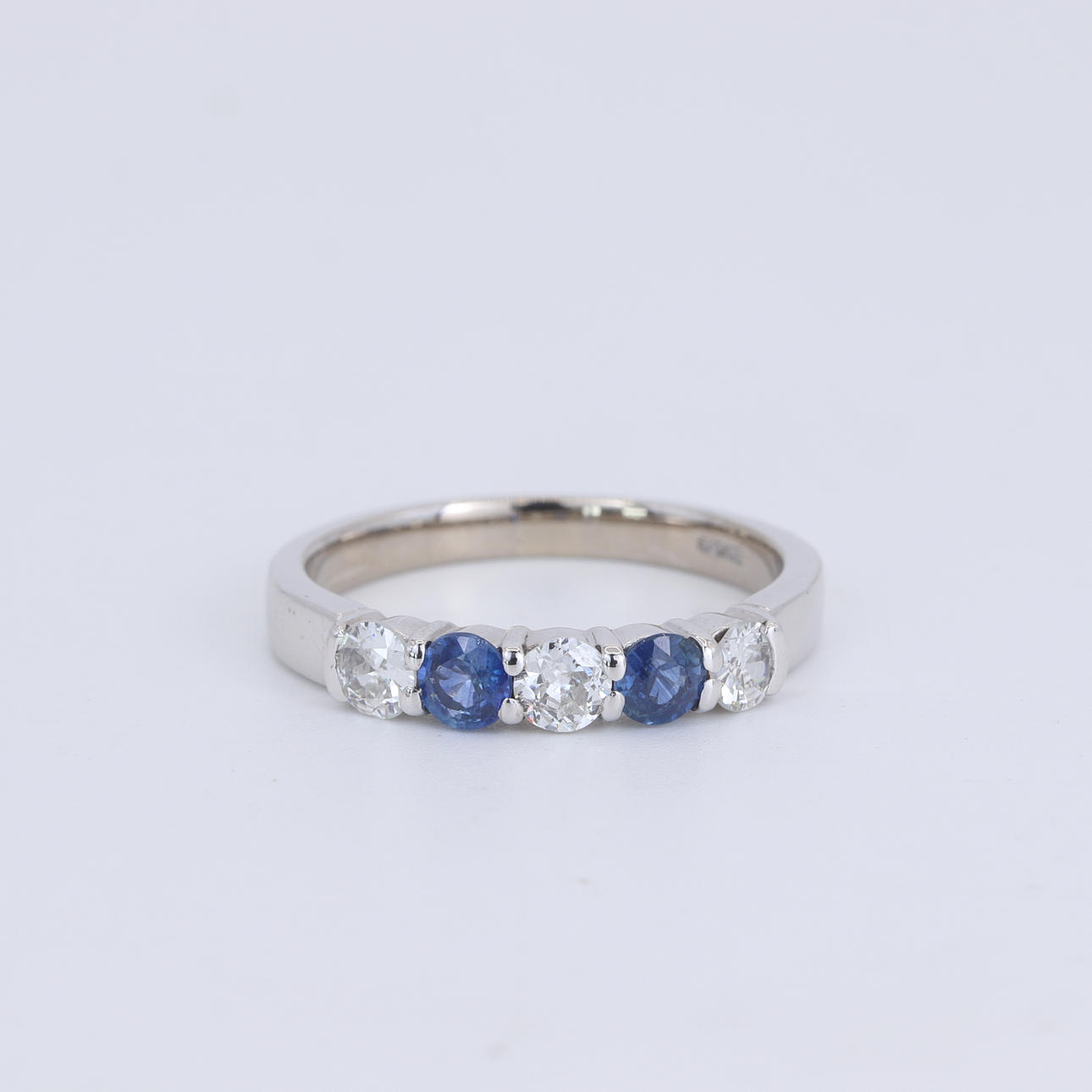 18CT WHITE GOLD SAPPHIRE & DIAMOND SET RING.