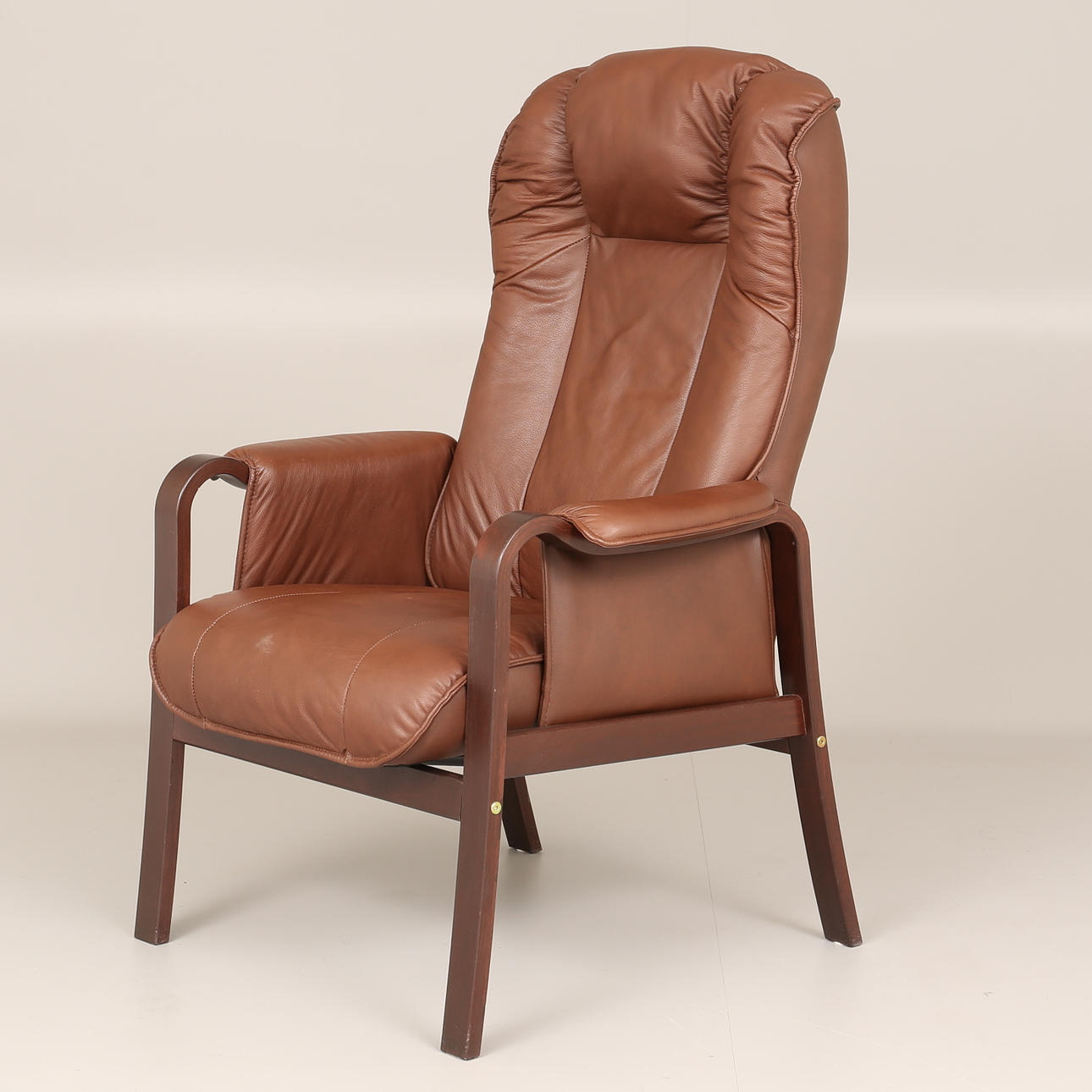 SKINNFÅTÖLJ "Cardiff" design Hjort Knudsen, Danmark.