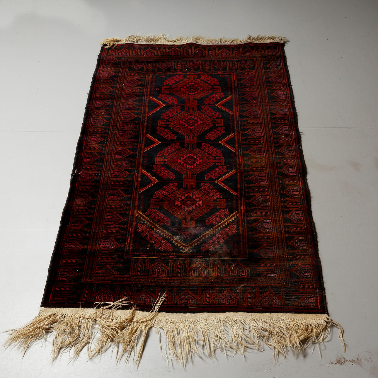 CARPET, red, Oriental. 150 x 92 cm.