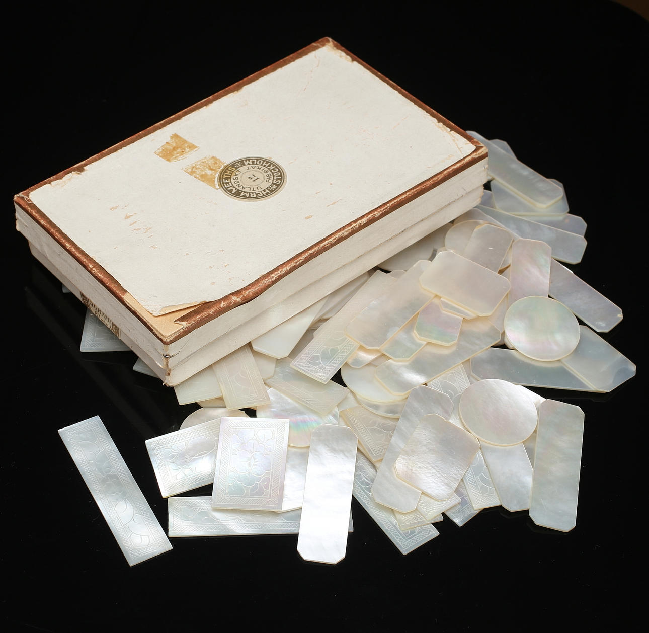 SPELMARKER, 87 st, pärlemor, 1800-/1900-tal.