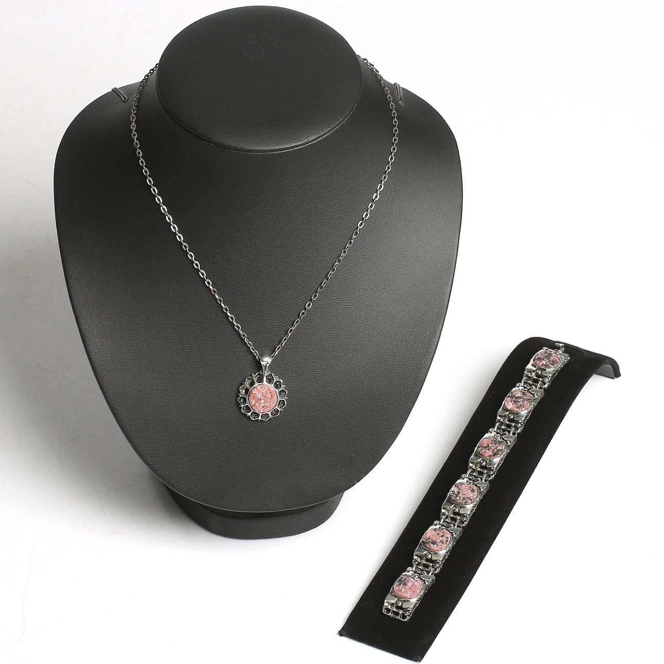 TAPANI VANHALATO. Collier och armband, tenn och rosa granit, Finland. 1900-talets andra hälft.