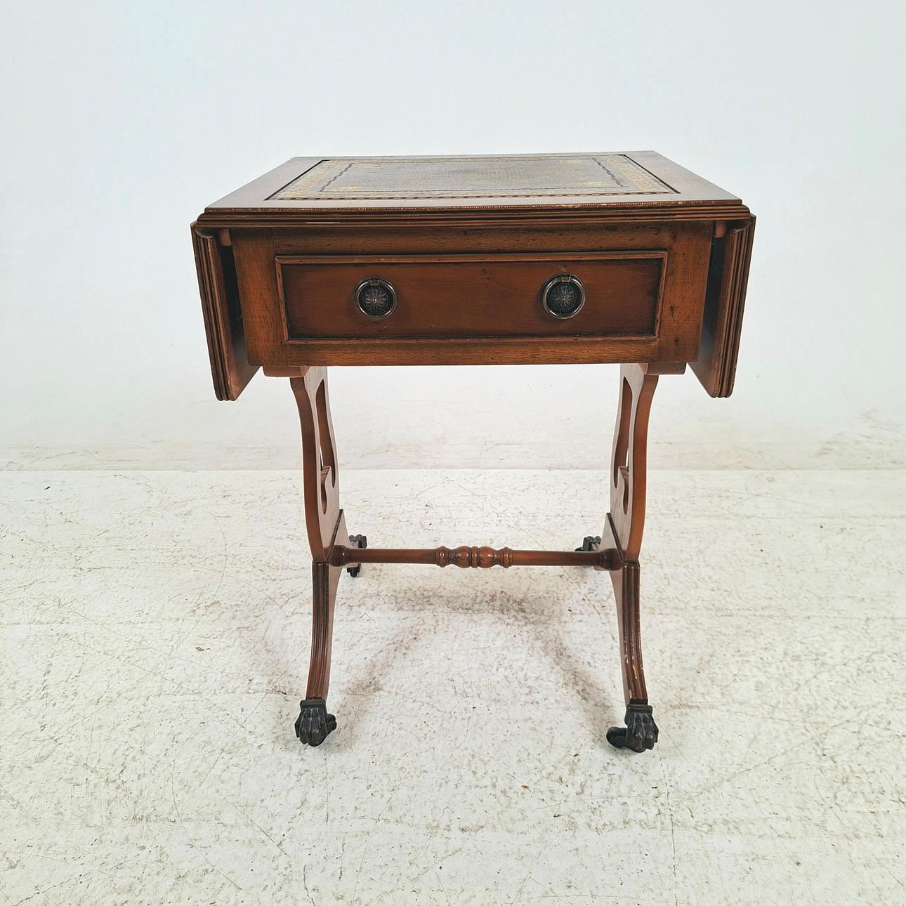 DROP-LEAF TABLE WITH DRAWER, English style, 20th century.