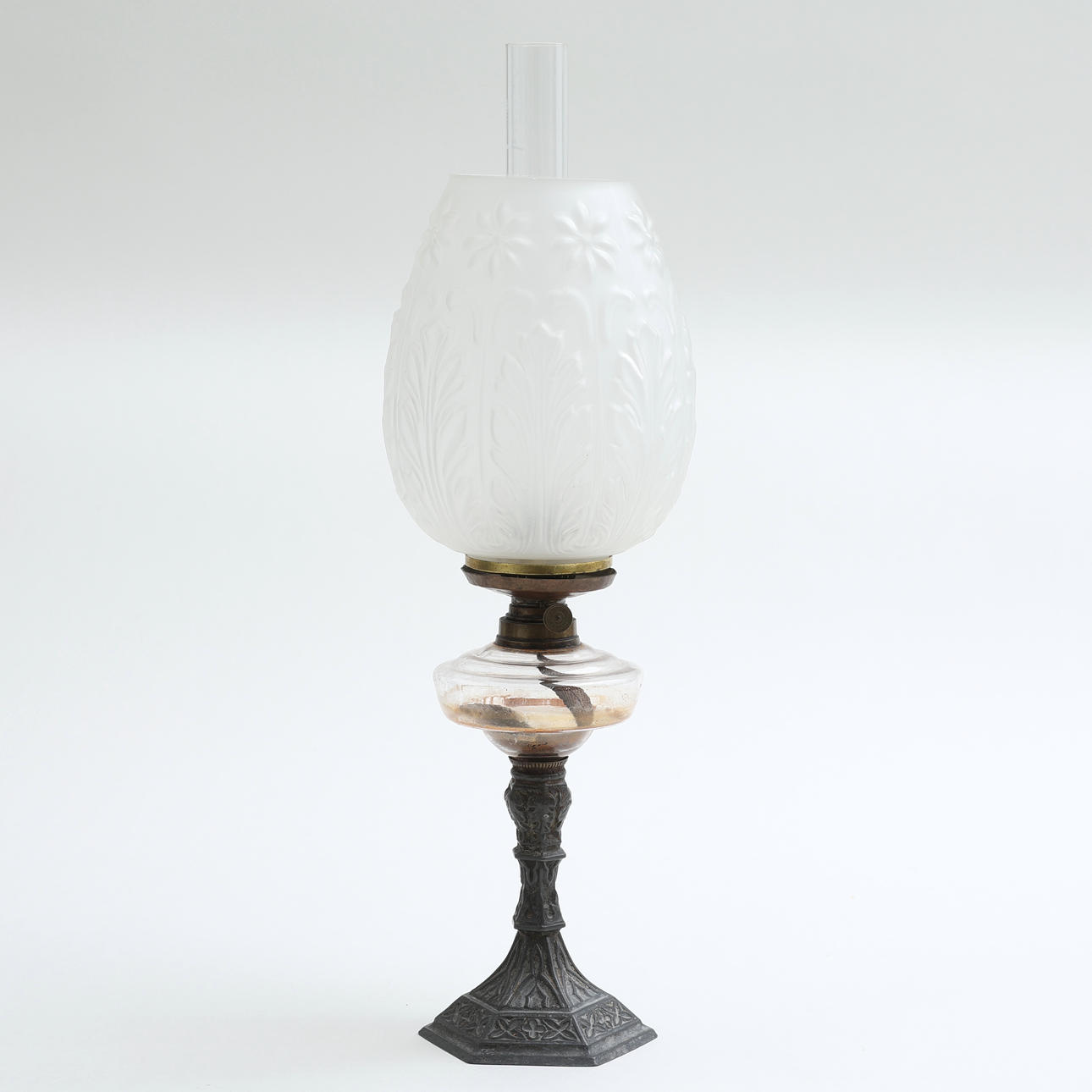KEROSENE LAMP, table model, early 20th century.