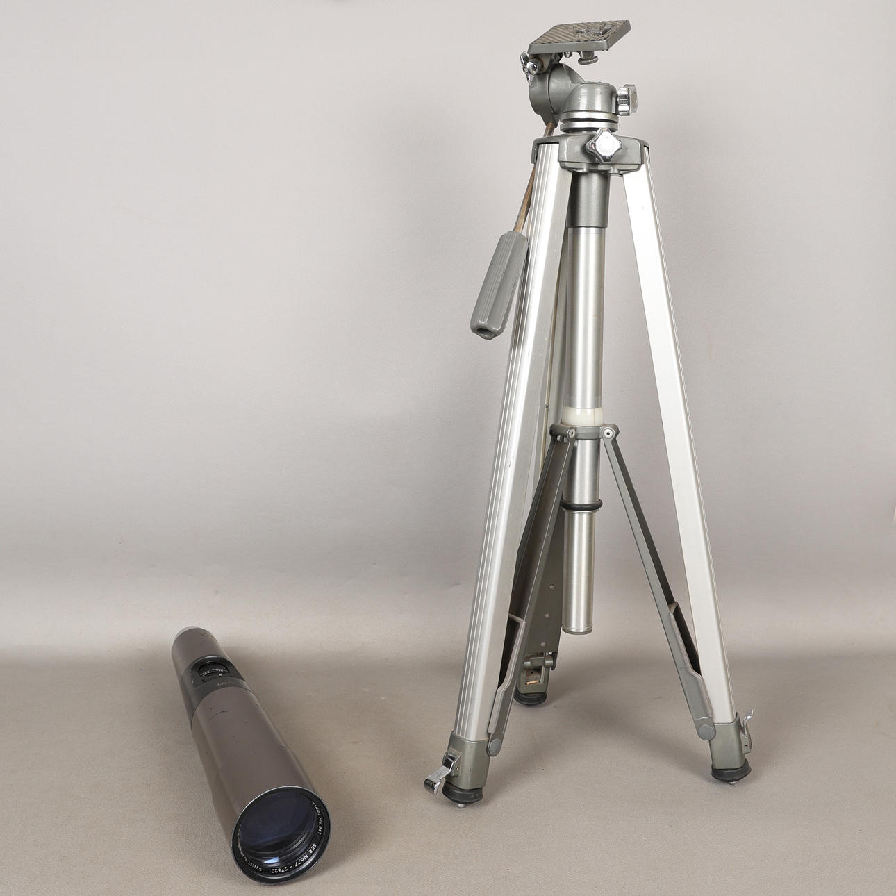 A SWIFT TELESCOPE ON TRIPOD STAND.